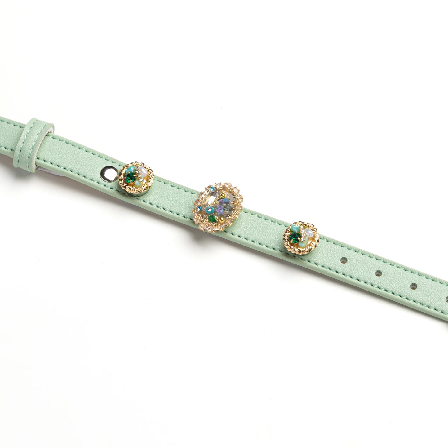 Green dog collar with floral vintage charms by Vanderclix&Co., detail view.