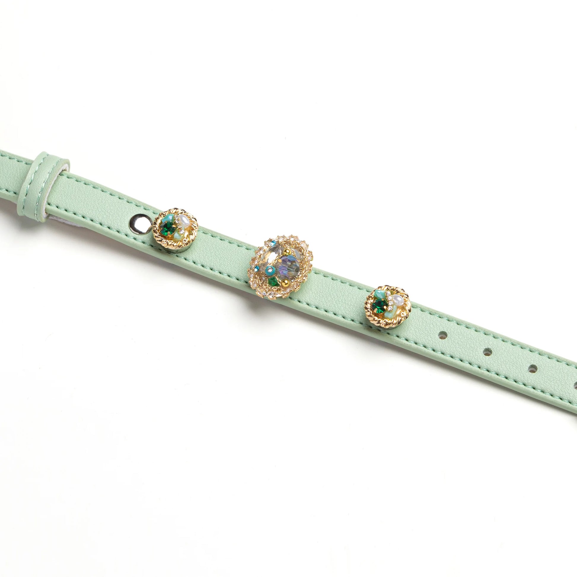 Green dog collar with floral vintage charms by Vanderclix&Co., detail view.